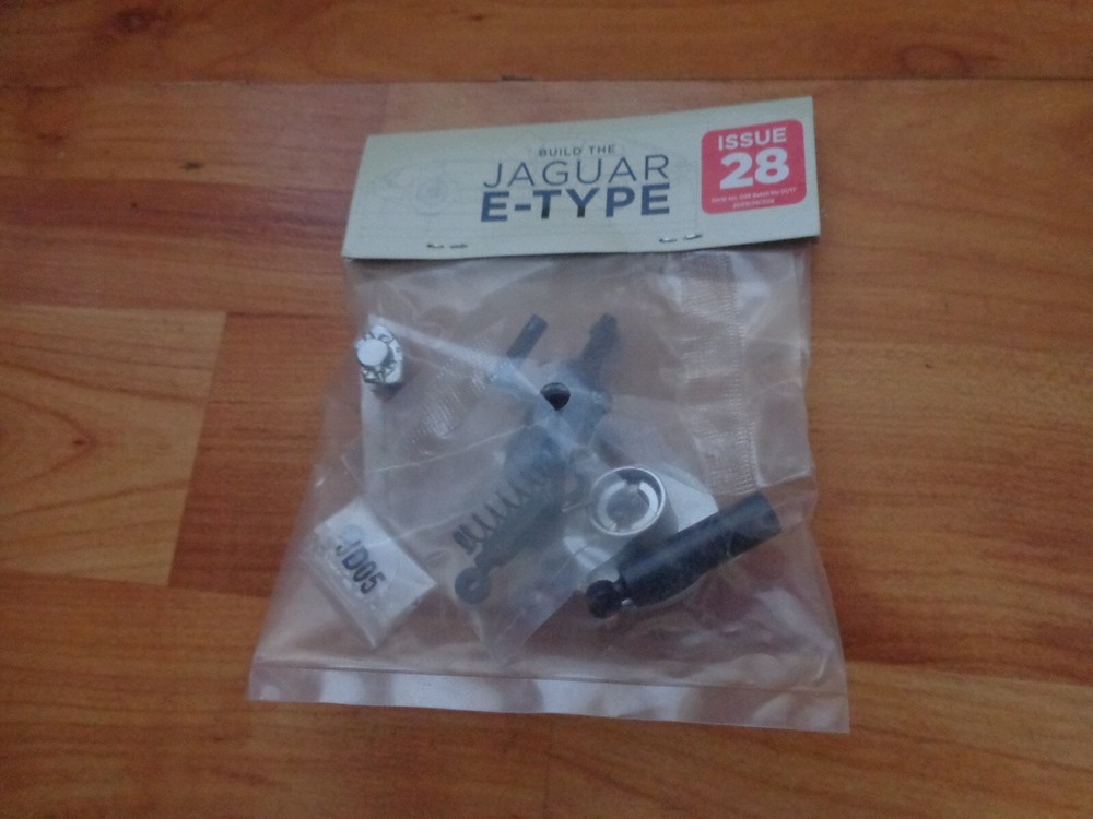 1/8 DEAGOSTINI BUILD YOUR OWN THE JAGUAR E-TYPE CAR ISSUE 28 PART