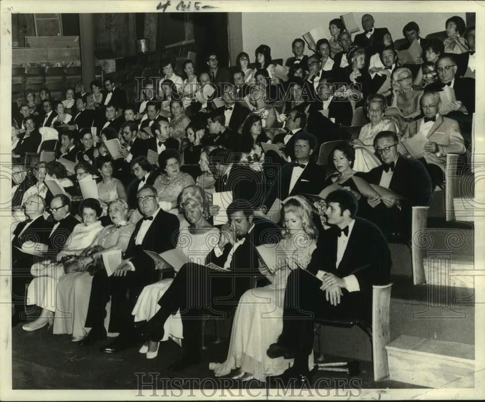 1970 Press Photo Audience at Repertory Theatre in New Orleans watch opera