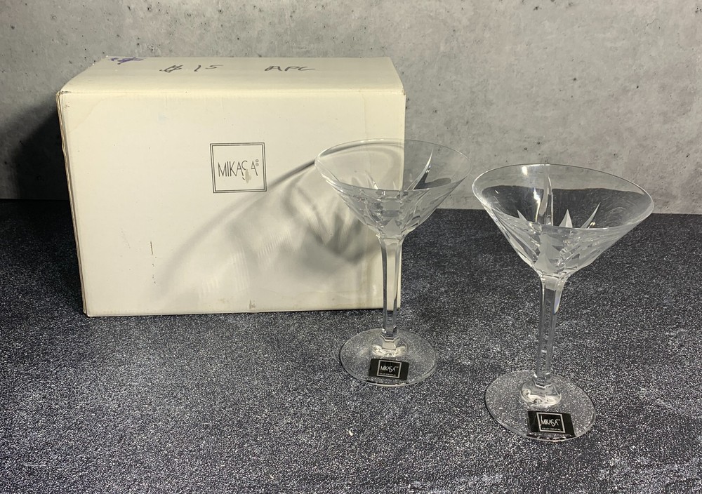 Mikasa Flame D'Amore 6.5-Inch Crystal Martini Glasses Elegant Barware Set of 2