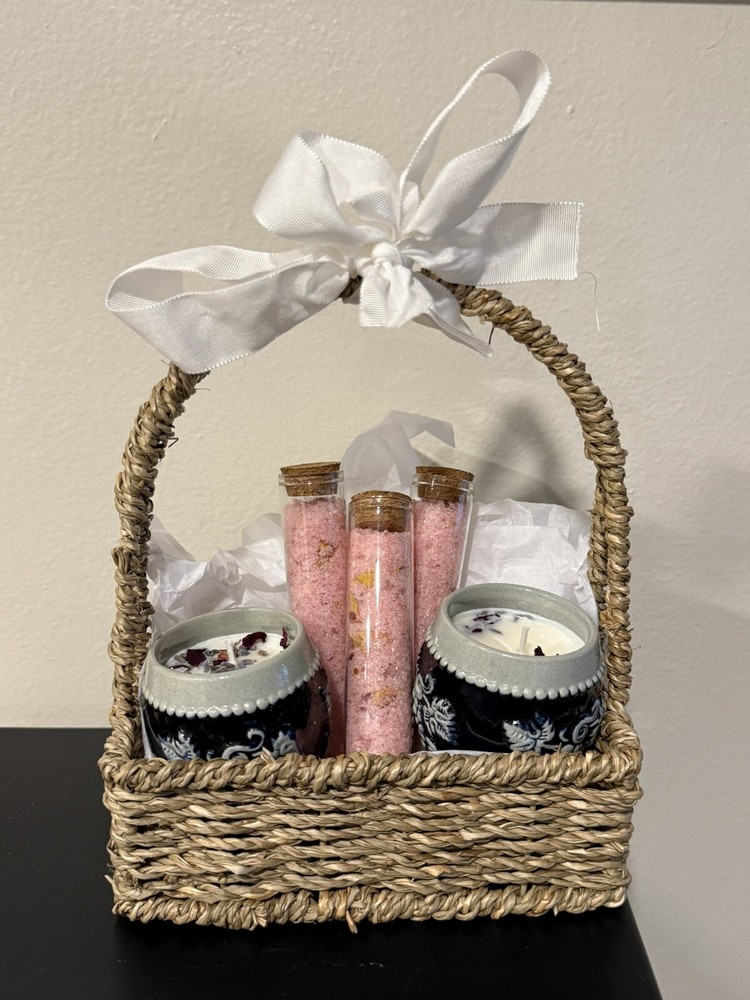 Romantic Valentines Day Gifts for Her - Candles & Bath Soaks-image