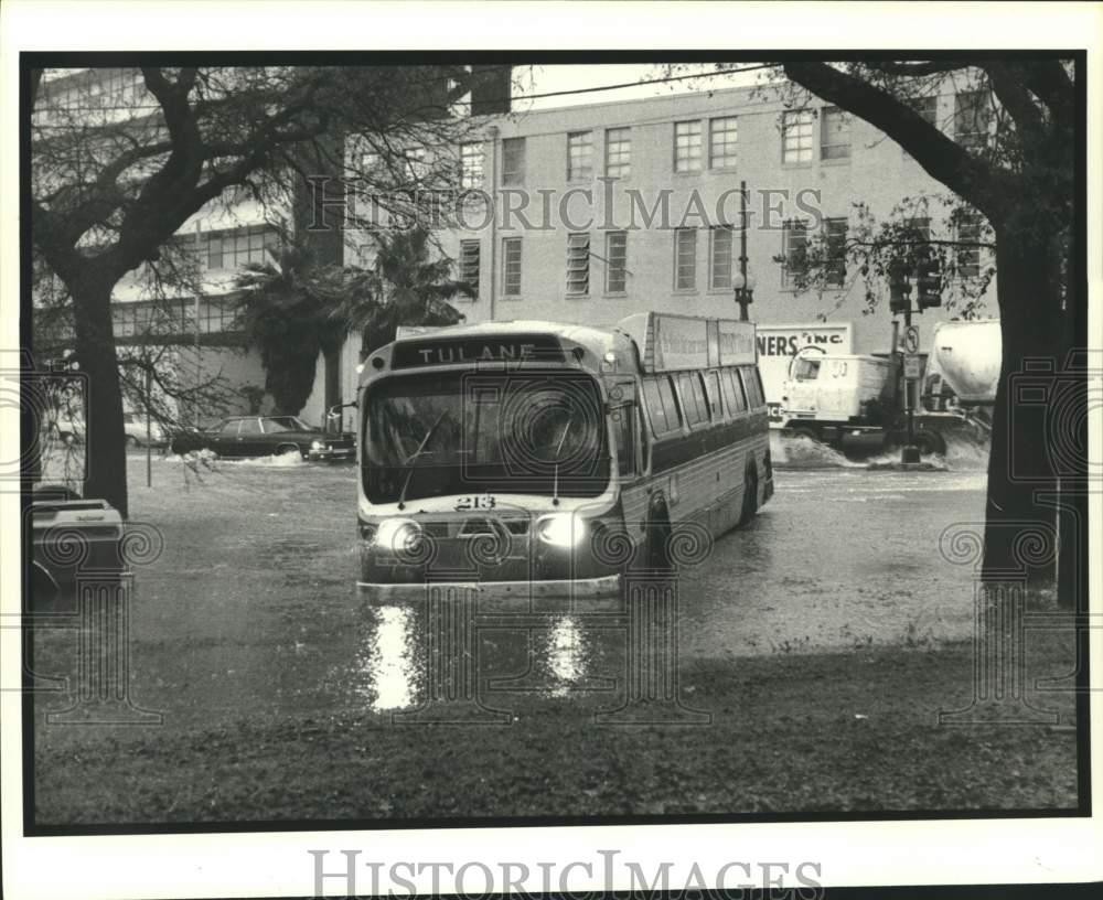 1980 Press Photo City bus pushes through flooded streets - noc33997