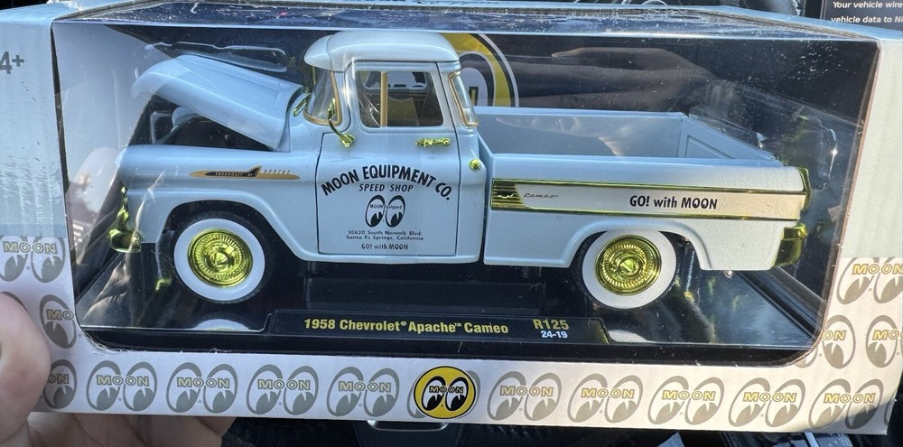 1:24 M2 Machines 1958 Moon Eye's Chevy Apache Cameo Chase New.
