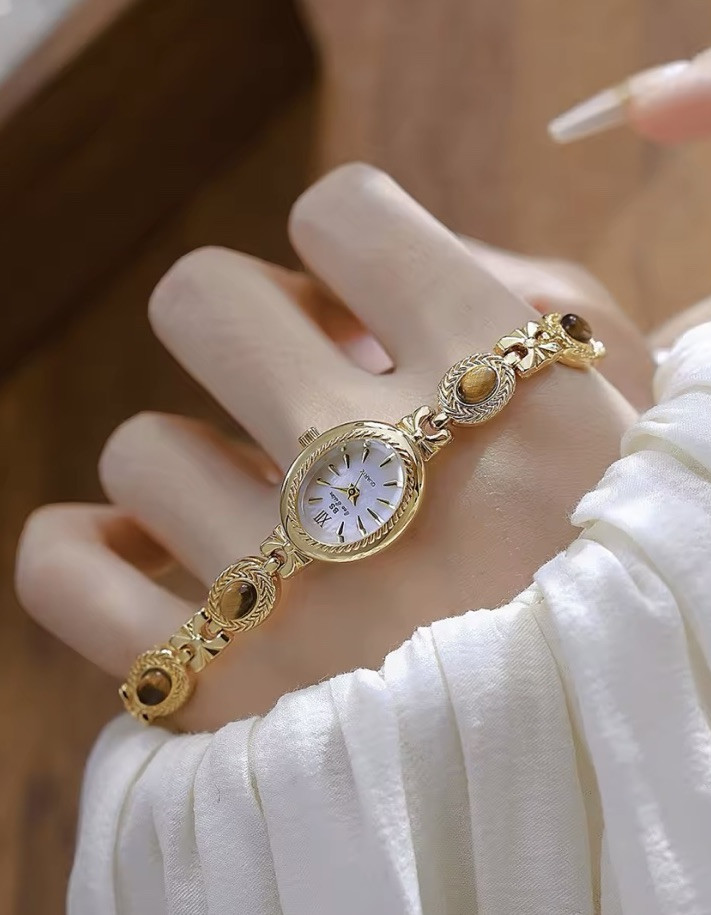 Vintage Gold Women's Quartz Wristwatch with Elegant Bracelet