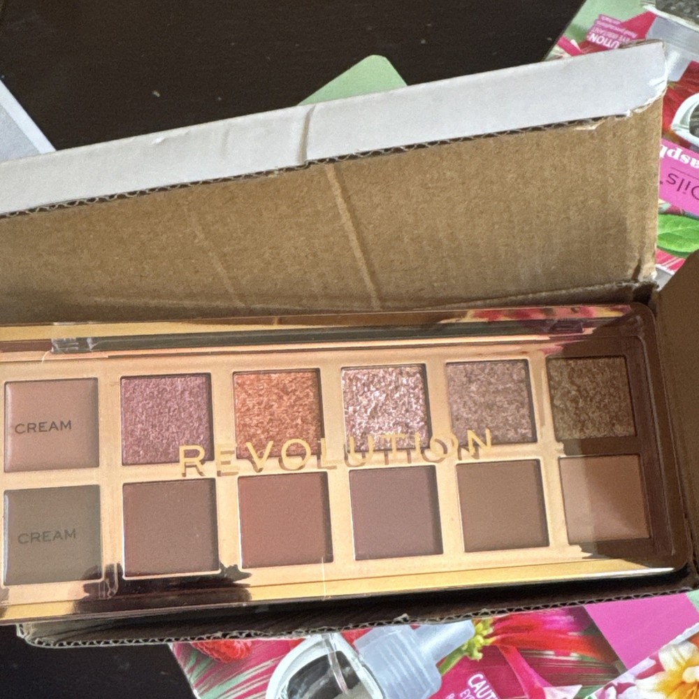 Makeup Revolution True Icon Bronze Eyeshadow Palette 12 Ultra Pigmented Matte Shades