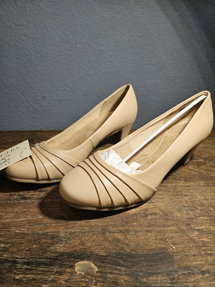Women's 9.5 Beige Nude Short Pumps Closed Toe for Bride Work Wedding