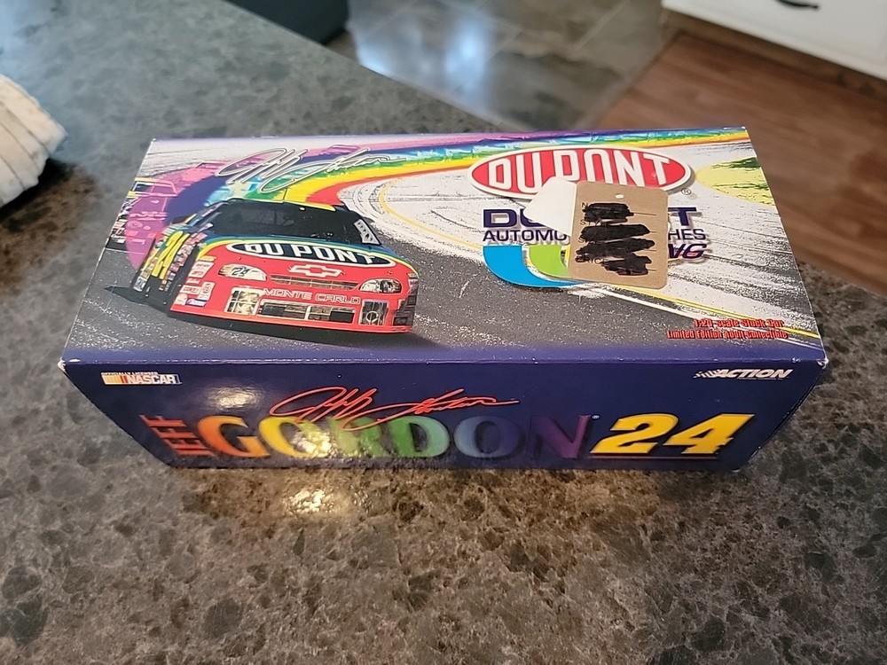Jeff Gordon #24 DuPont Retro Rainbow 1999 Chevy NASCAR 1:24 Diecast Model