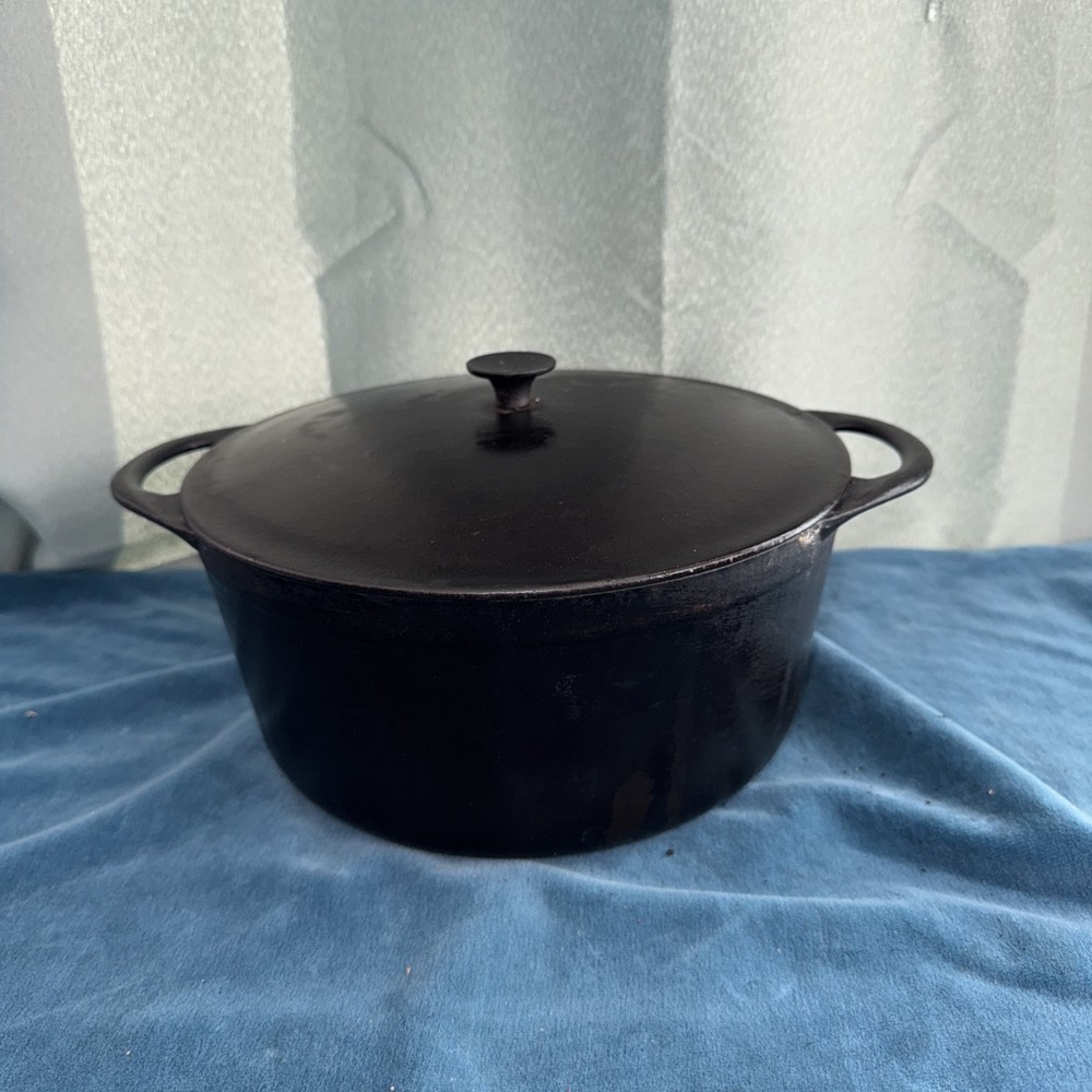 Mid Century COUSANCES 4.5 qt Matte Black Cast Iron Dutch Oven with Lid France