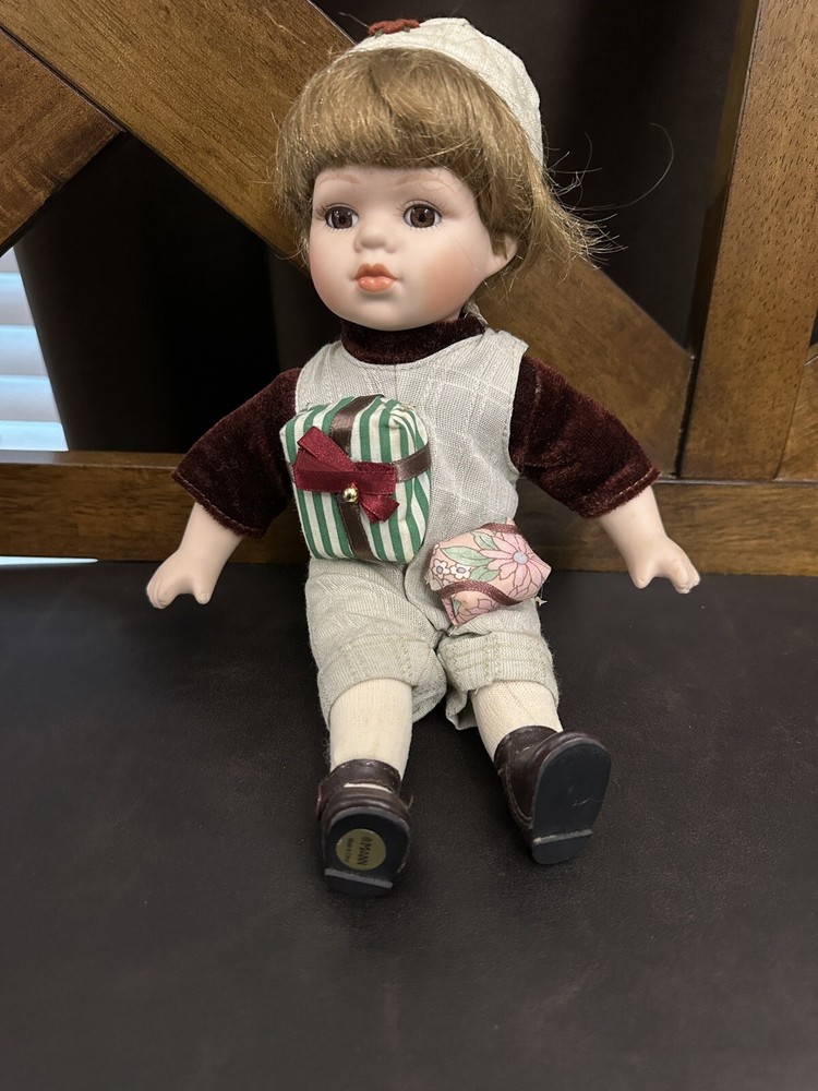 Vintage 1980’s SEYMOUR MANN Connoisseur Collection 12” Seated Porcelain Doll