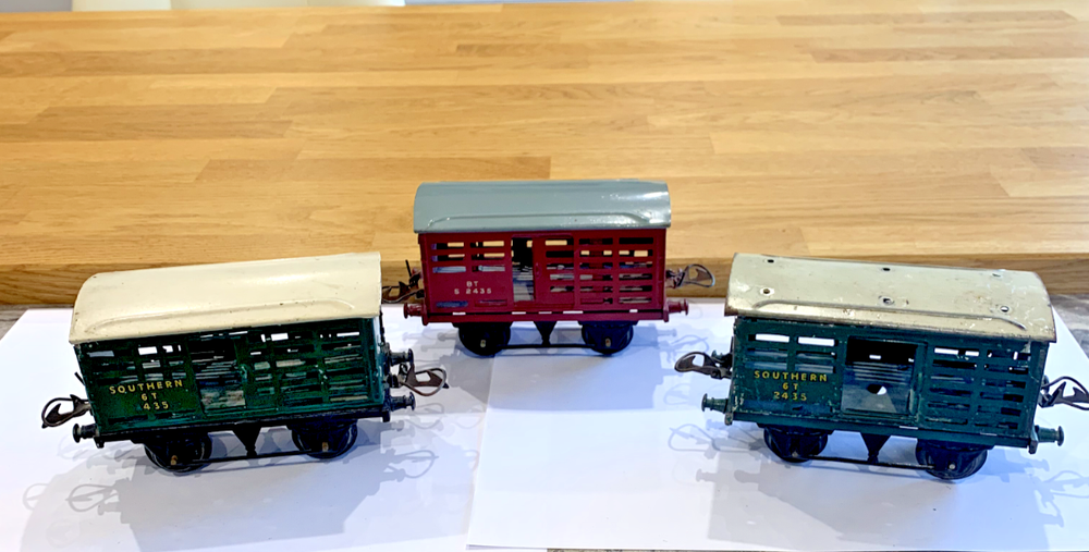 ZB194:  HORNBY  O GAUGE MILK TRAFFIC VANS 2435  x 3