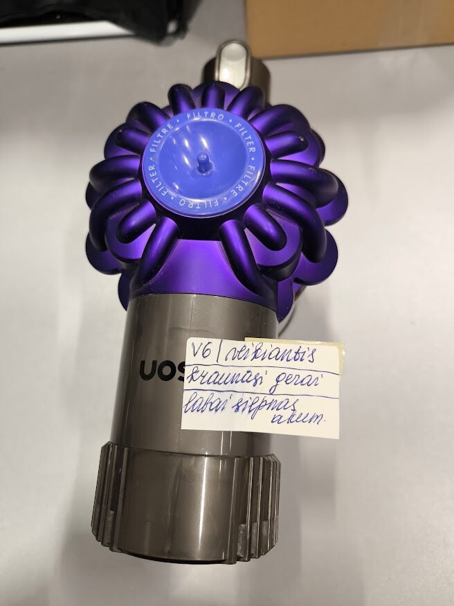 Dyson V6 Vacuum Used with Weak Battery No Accessories