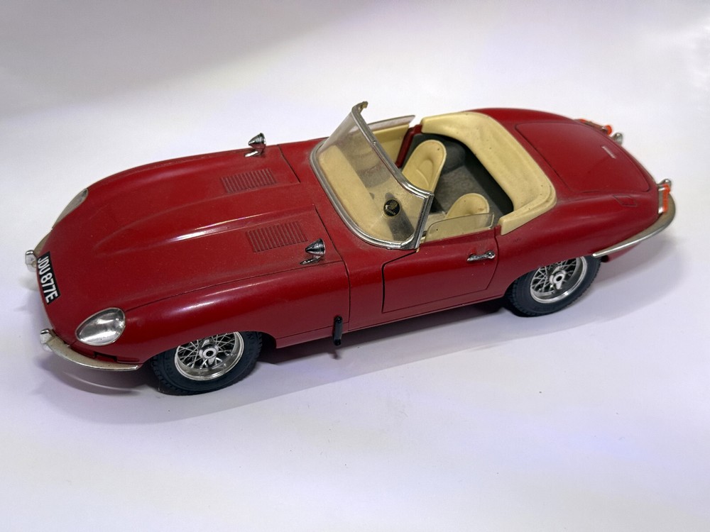 Vintage Burago 1961 Jaguar E Convertible Red 1:18 Scale Diecast Model Car 1/18