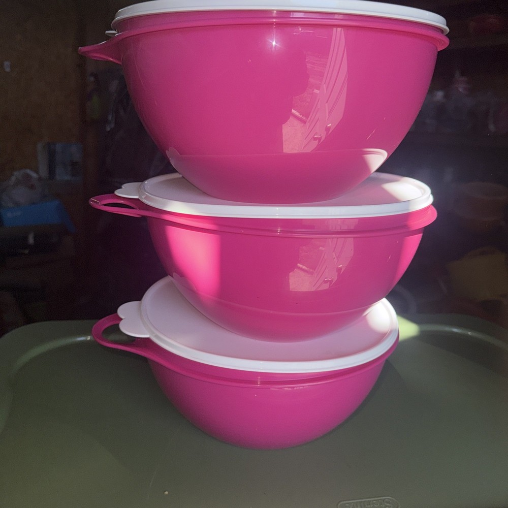 Tupperware Thatsa mixing bowls in hot pink,