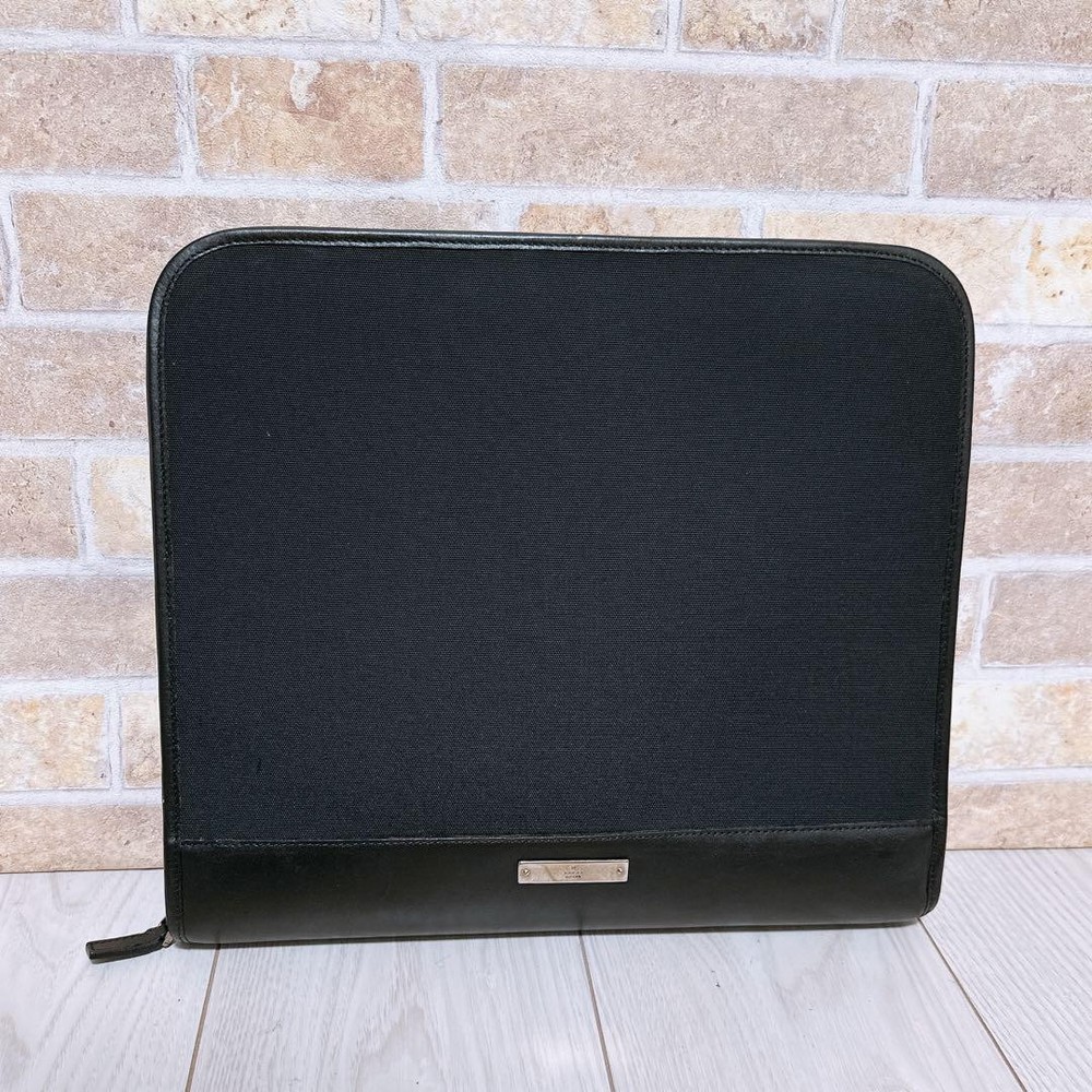 Stylish GUCCI clutch bag in elegant design