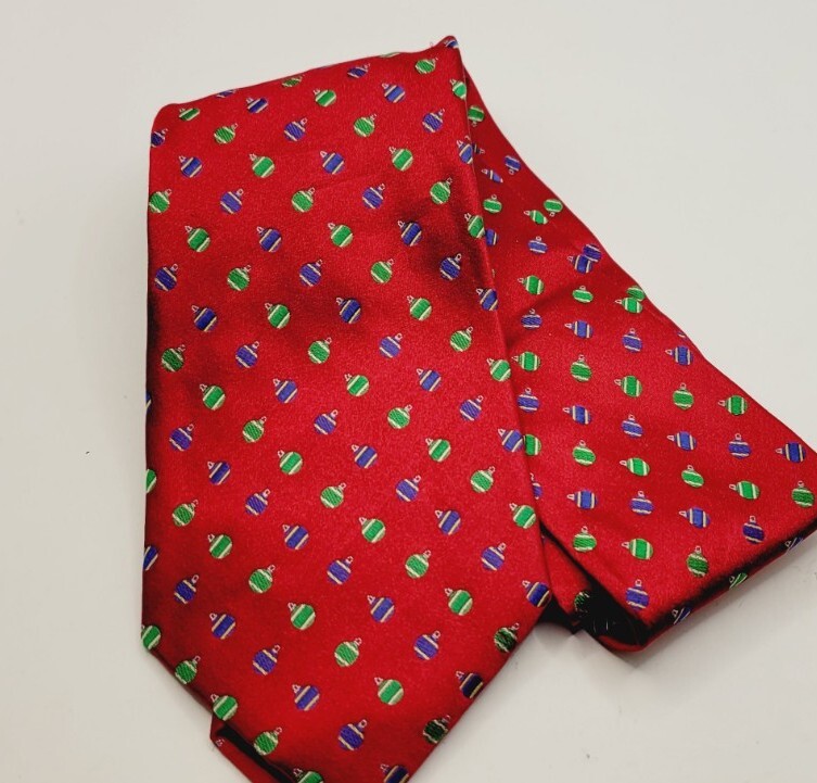 IZOD Men Silk Neck tie Red ornaments Christmas balls New 3.5