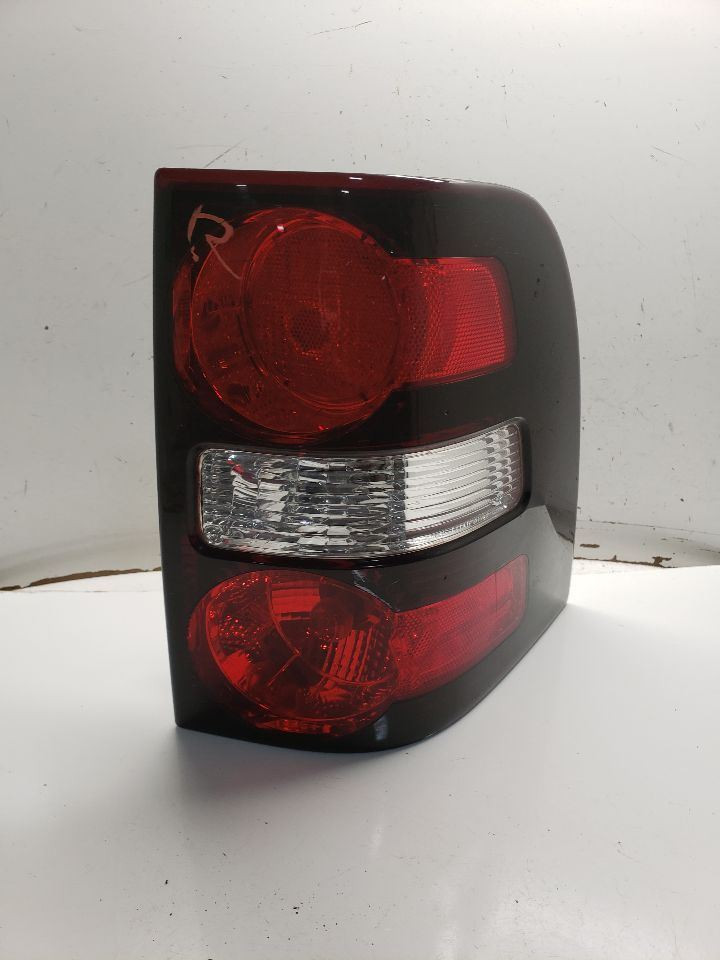 06-10 Explorer Passenger Tail Light Quarter Panel Mount 1325708