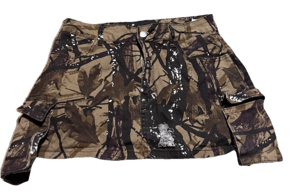 Women’s Distressed Camo Skirt Size Large
