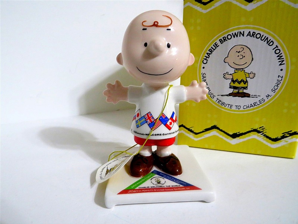 SNOOPY & CHARLIE BROWN AROUND TOWN PORCELAIN FIGURINE PEANUTS COLLECTIBLE