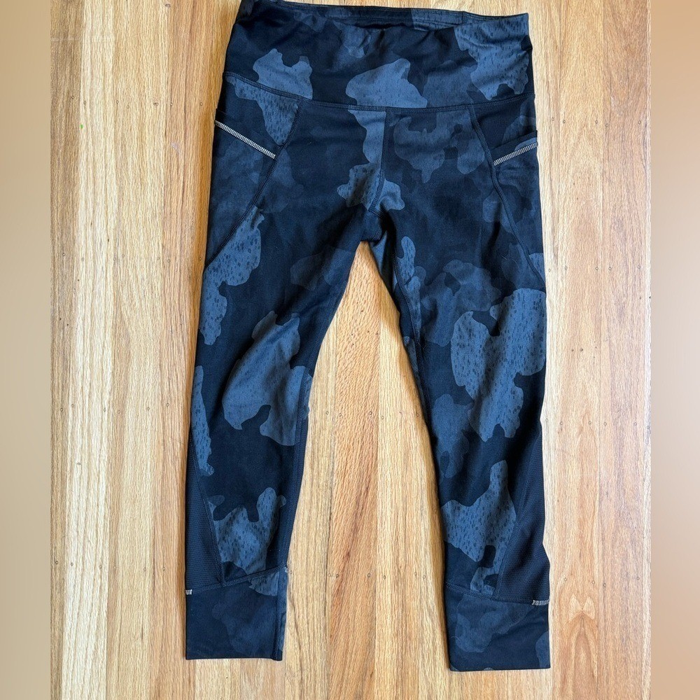 Athleta SHADOW CAMO RELAY 2.0 CAPRI Size Small