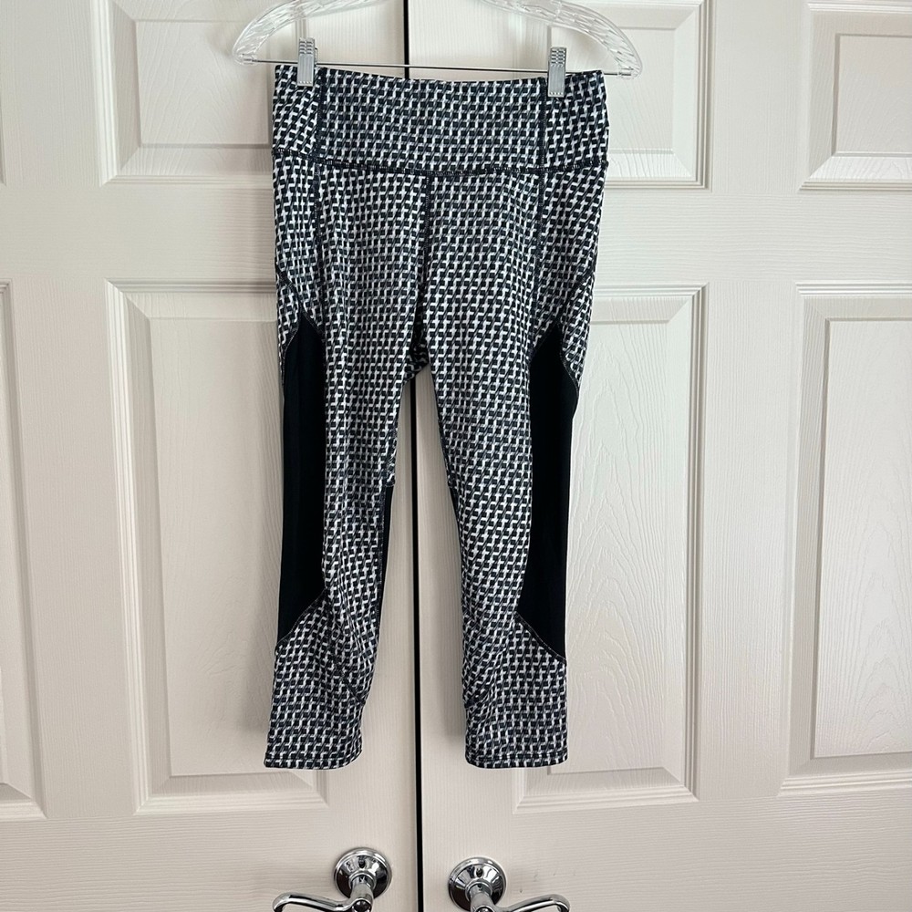 Athleta Geometric Print Black White Crop Leggings Size Small