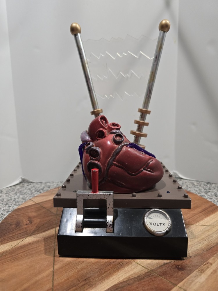 Animated Beating Heart Halloween Prop with Electric Lab Effect by Gemmy