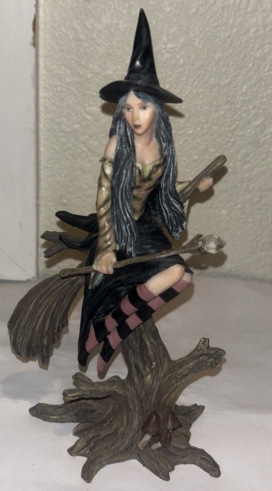 Gothic Witch statue/Halloween decor.  Gorgeous, very detailed kk36