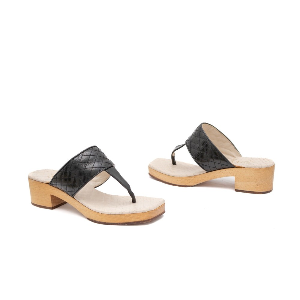 Chanel Black Quilted Leather Wooden Platform Thong Sandals Size 5/35 Vintage