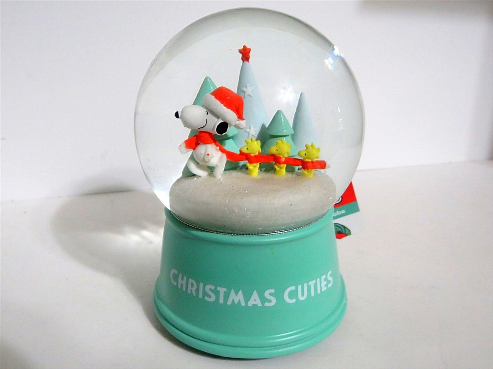 SNOOPY Woodstock Peanuts Musical Snow Globe Christmas Holiday Decor 2021