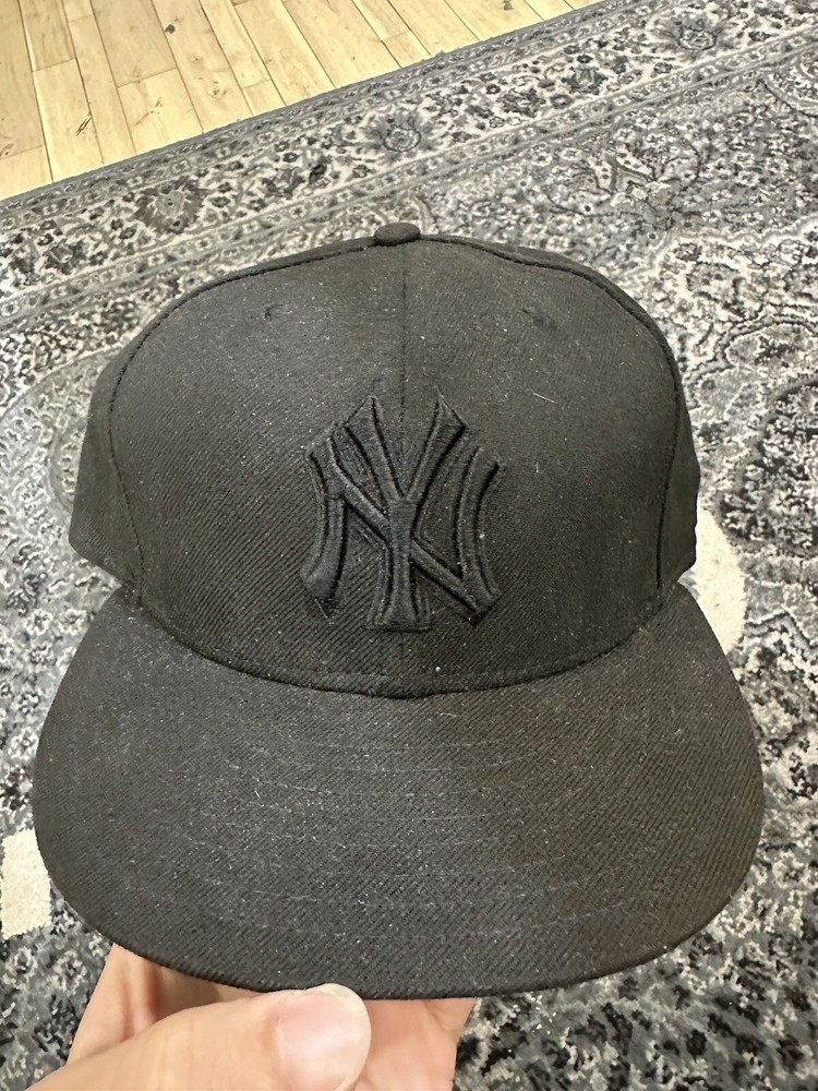 size 7 5/8 All black yankees fitted