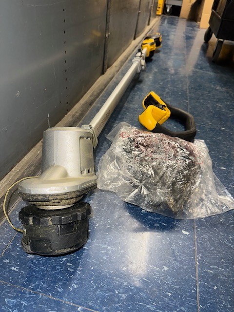 **DEFECTIVE** (DCST922B) DeWalt 20V MAX XR Brushless Folding String Trimmer