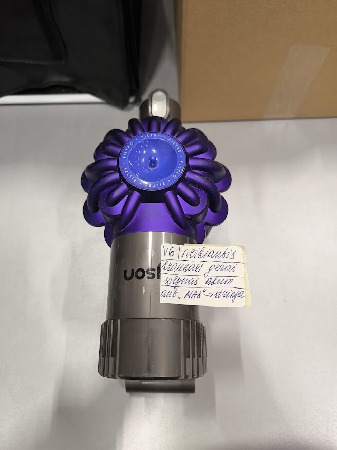 Dyson V6 Vacuum Used with Weak Battery No Accessories