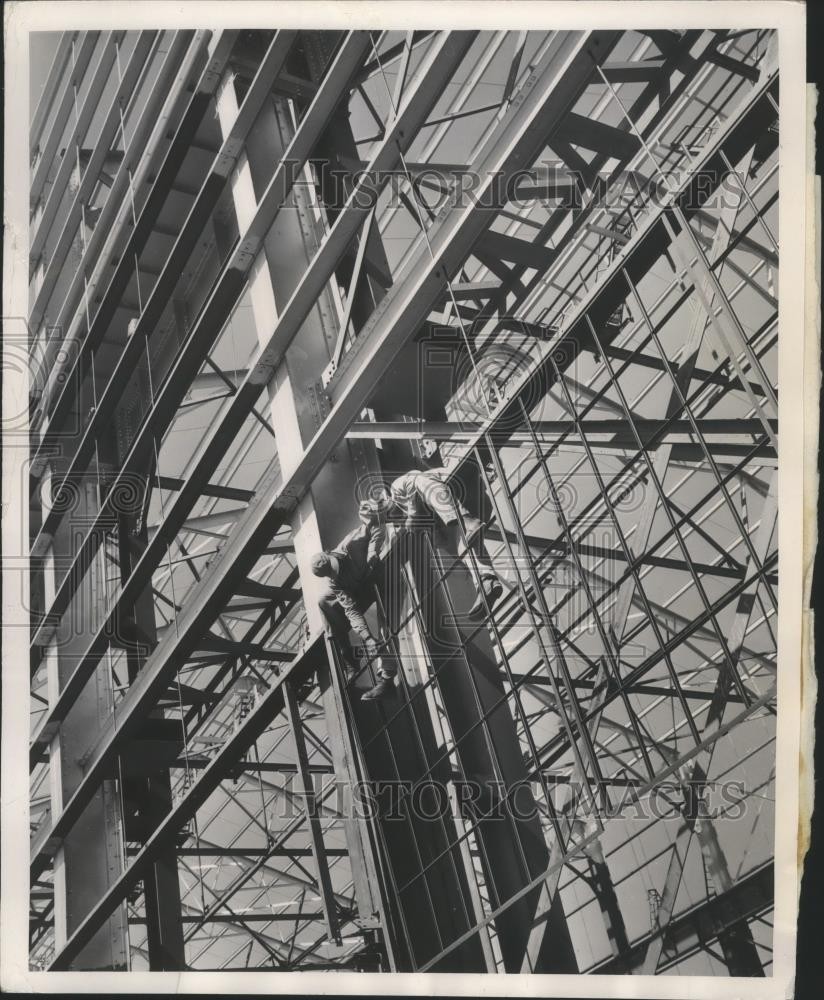 1951 Press Photo Workman install sash at the annealing building - ney27898