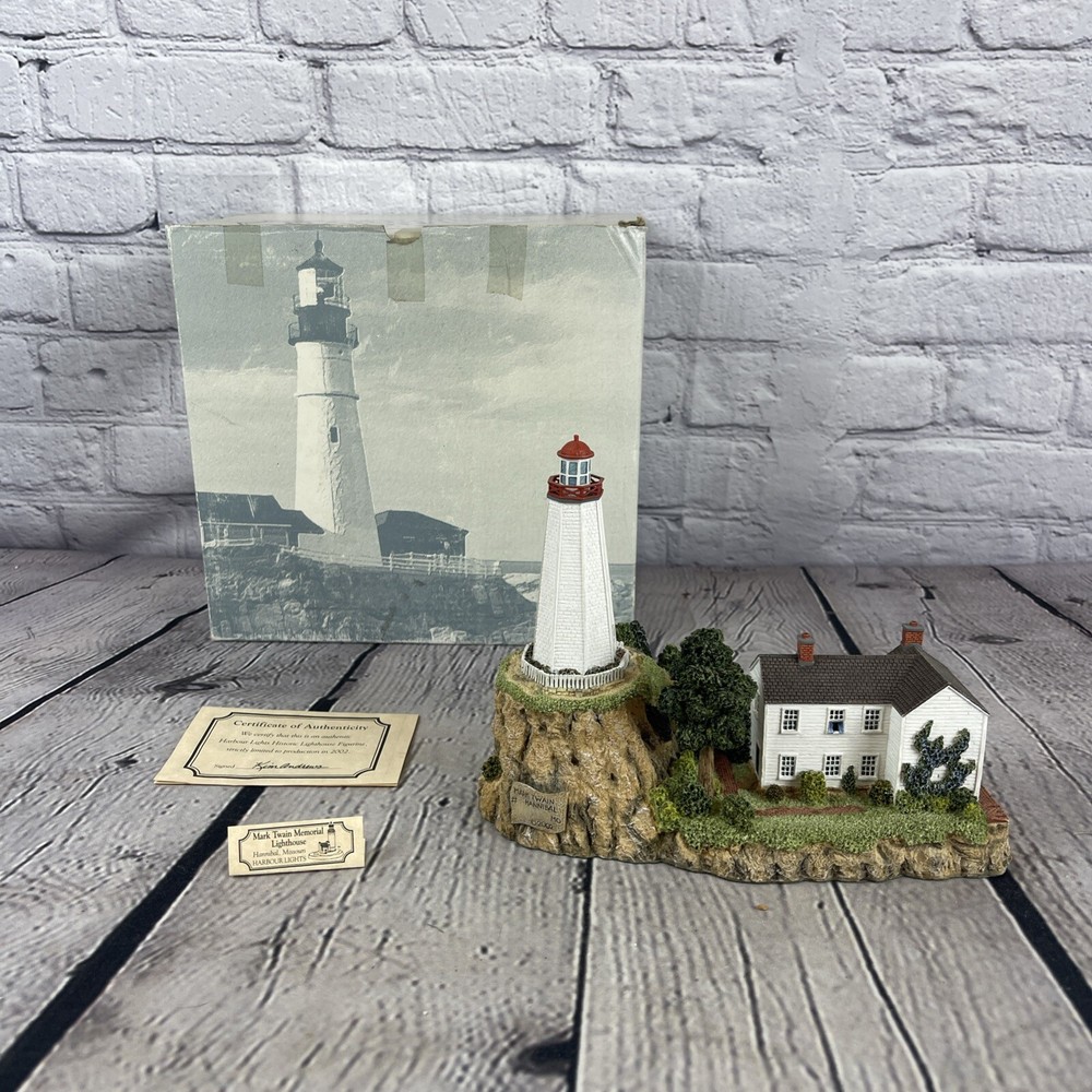 Harbour Lights Mark Twain Memorial Lighthouse Missouri 2002 #654 Signed Collectible