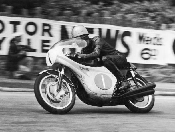 Motorcyclist Jim Redman Riding Honda At Isle Of Man Tt Races 1964 Old Photo