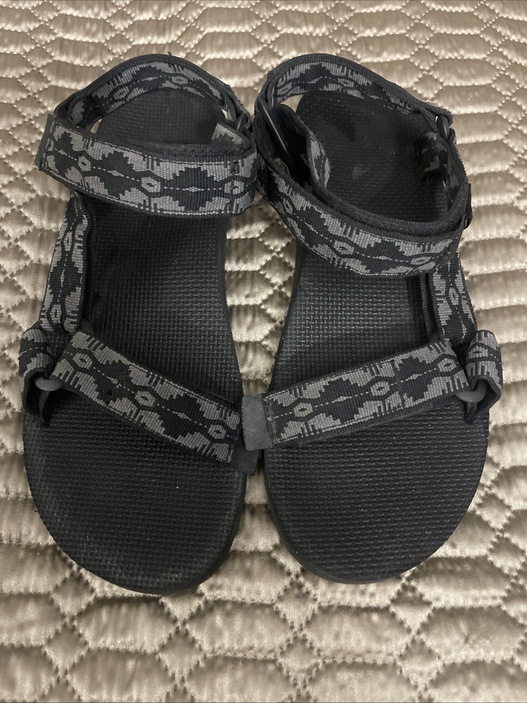 Teva Men’s Size 8 black hiking sandal with adjustable strap.  excellent cond