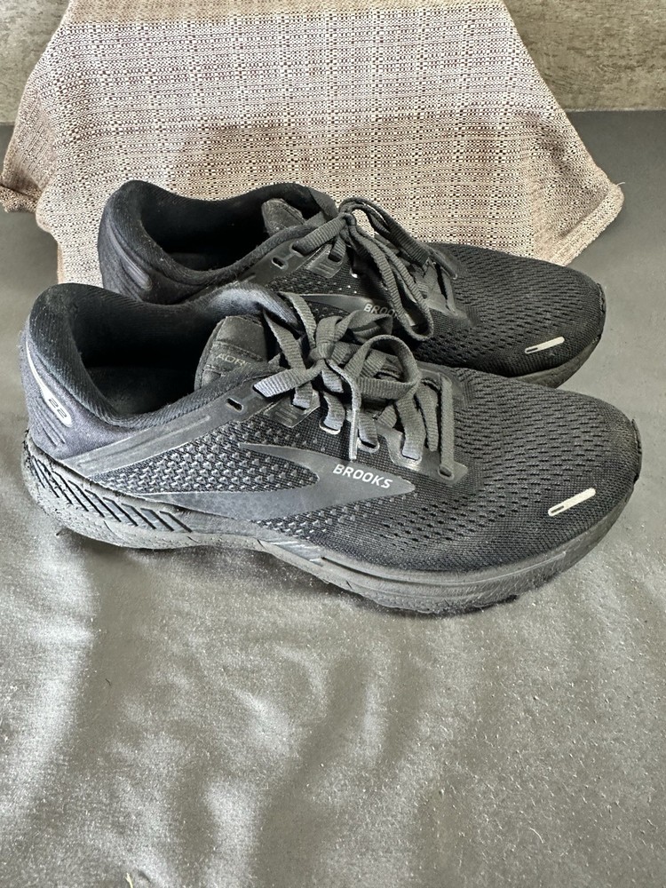 Brooks Adrenaline GTS 22 running shoes in the Black/Black/Ebony Size: 8