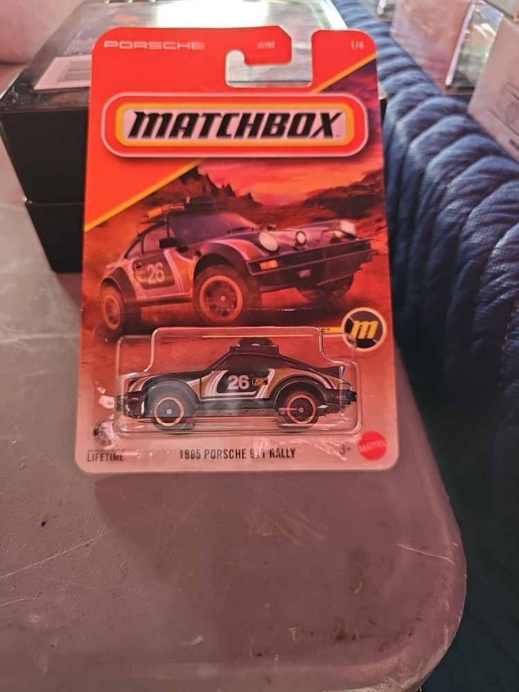 Matchbox 1985 Porsche 911 Rally Super Chase 1/64 (2026 Case A) W/ Protector