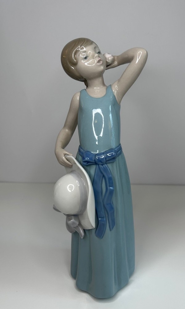 Vintage 1980s Lladro Porcelain Prissy Coiffure Girl Figurine with Straw Hat 5010