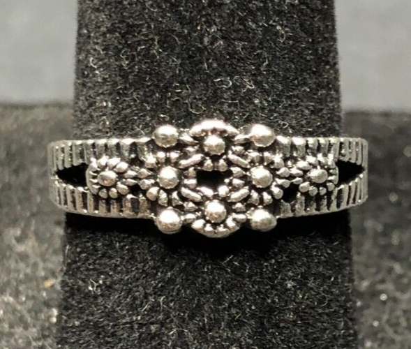 Vintage Antique Silver Tone Floral Flower Style Ring - Size 6