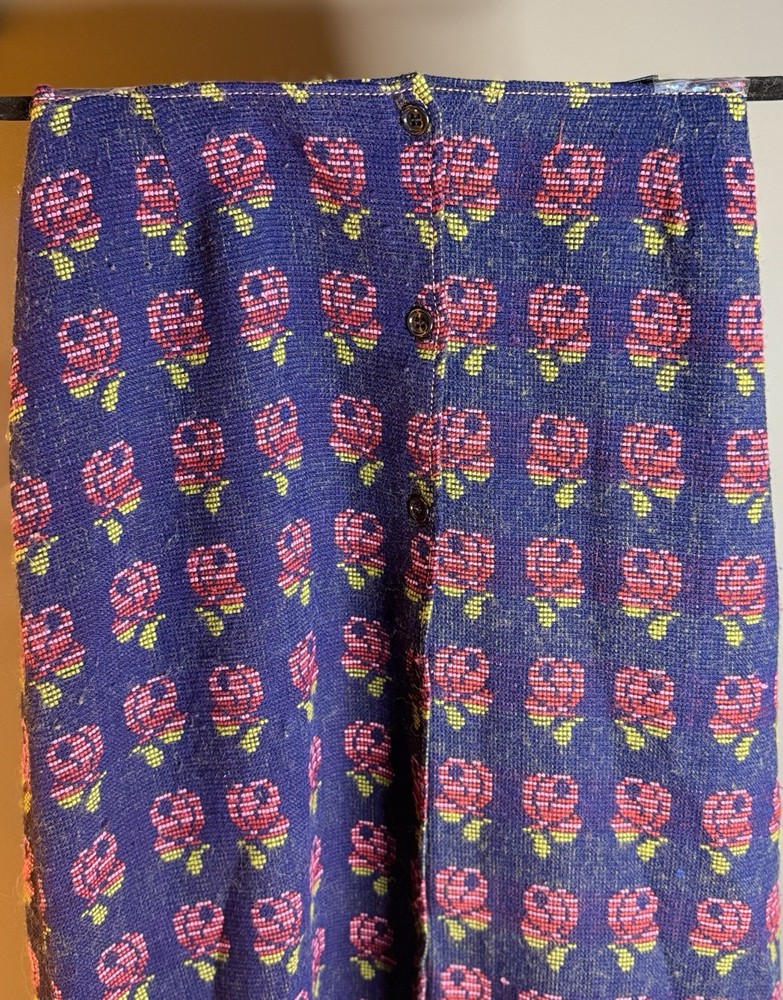 Vintage Flower Pattern Skirt Size 8 fits smaller (measurements in description)