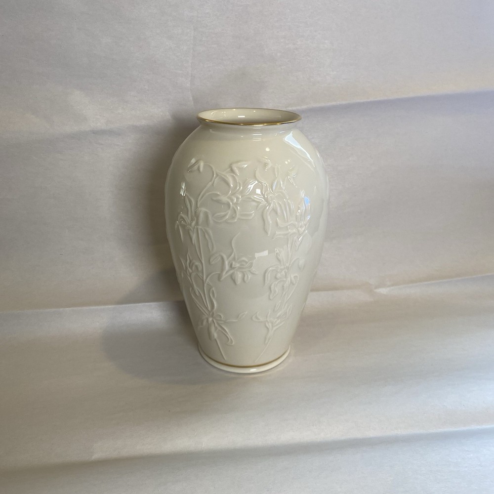 Lenox Masterpiece Collection 7” Ivory Iris Embossed Vase With 24k Gold Trim