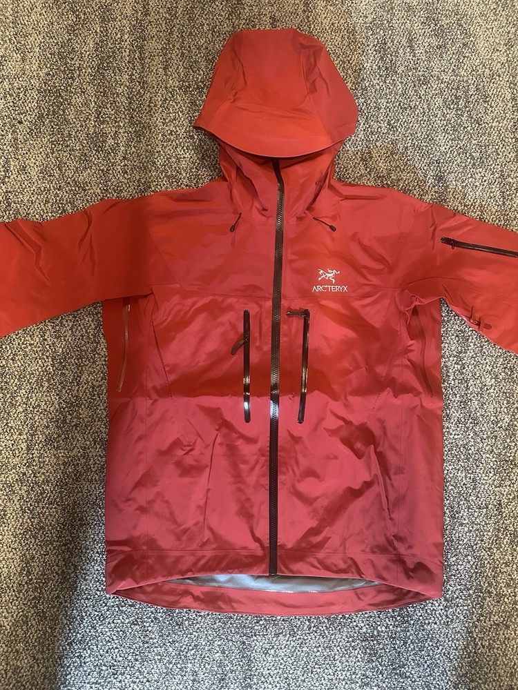 Men’s Arcteryx Alpha SV Gore-Tex PRO Hard Shell Jacket for Climbing and Skiing in Large Red