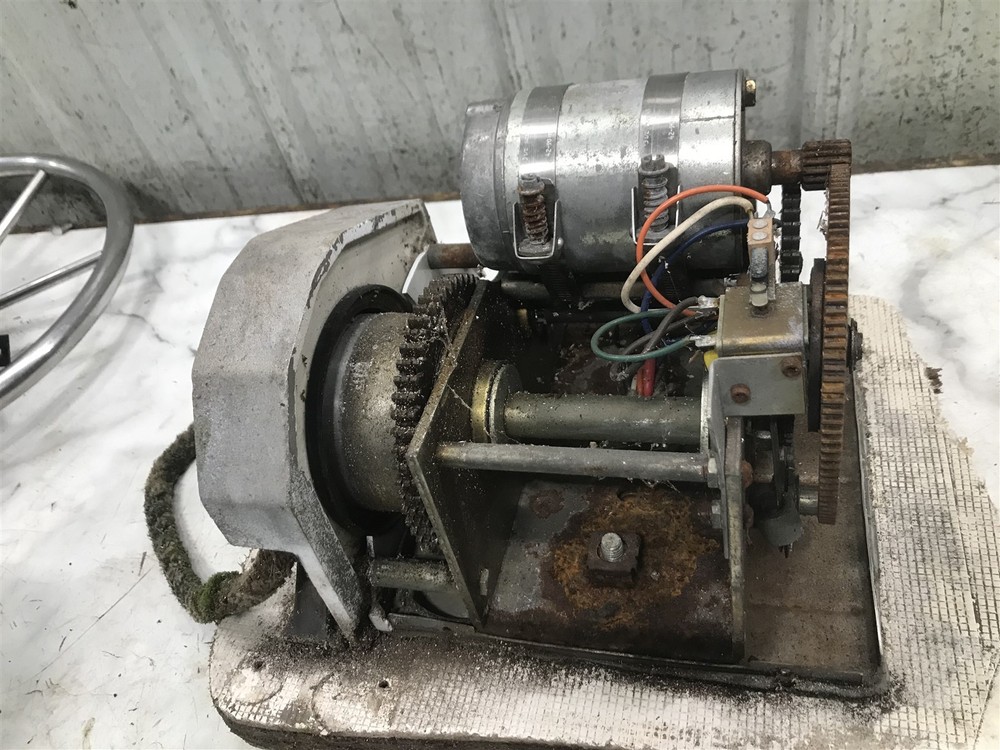 83 Cruisers Yachts Ultra Vee 336 Boat powerwinch electric anchor windlass winch
