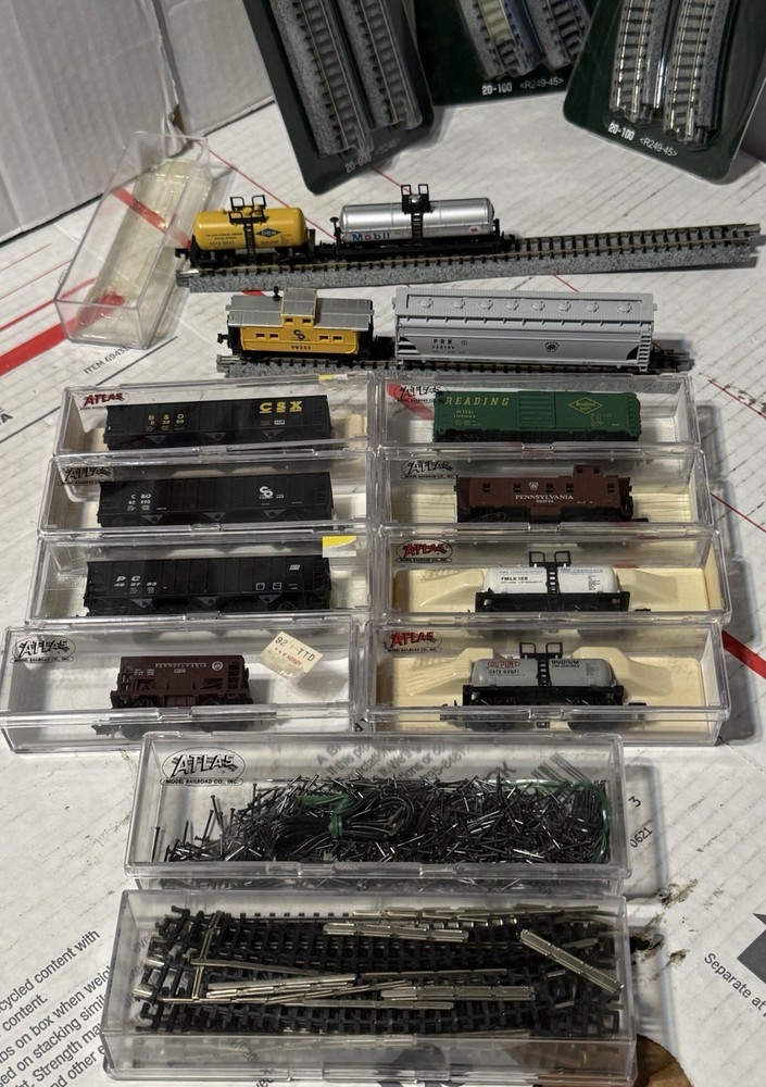 VINTAGE  ATLAS  N SCALE TRAIN CARS LOT  3292, 32781, 10247, etc w/ EXTRAS -NICE!