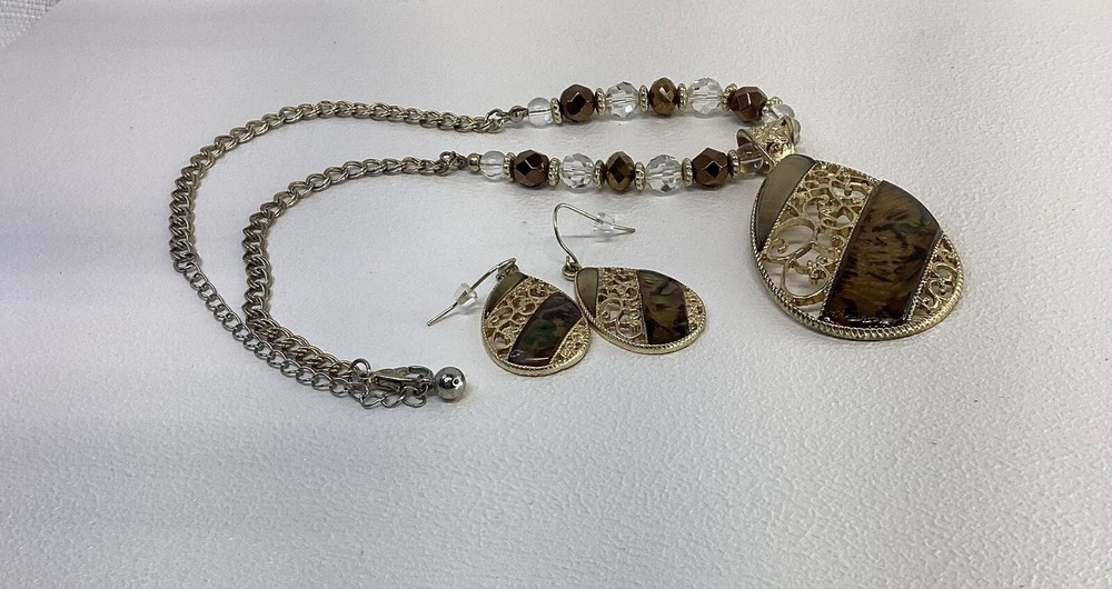 Pendant Necklace Gold Tone Beaded  Resin Teardrop Filigree Style With Earrings