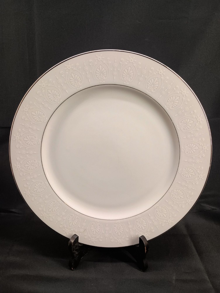 Set of 8 Vintage Crown Empire Princess Pattern 10.5 Inch Dinner Plates in Excellent Used Condition