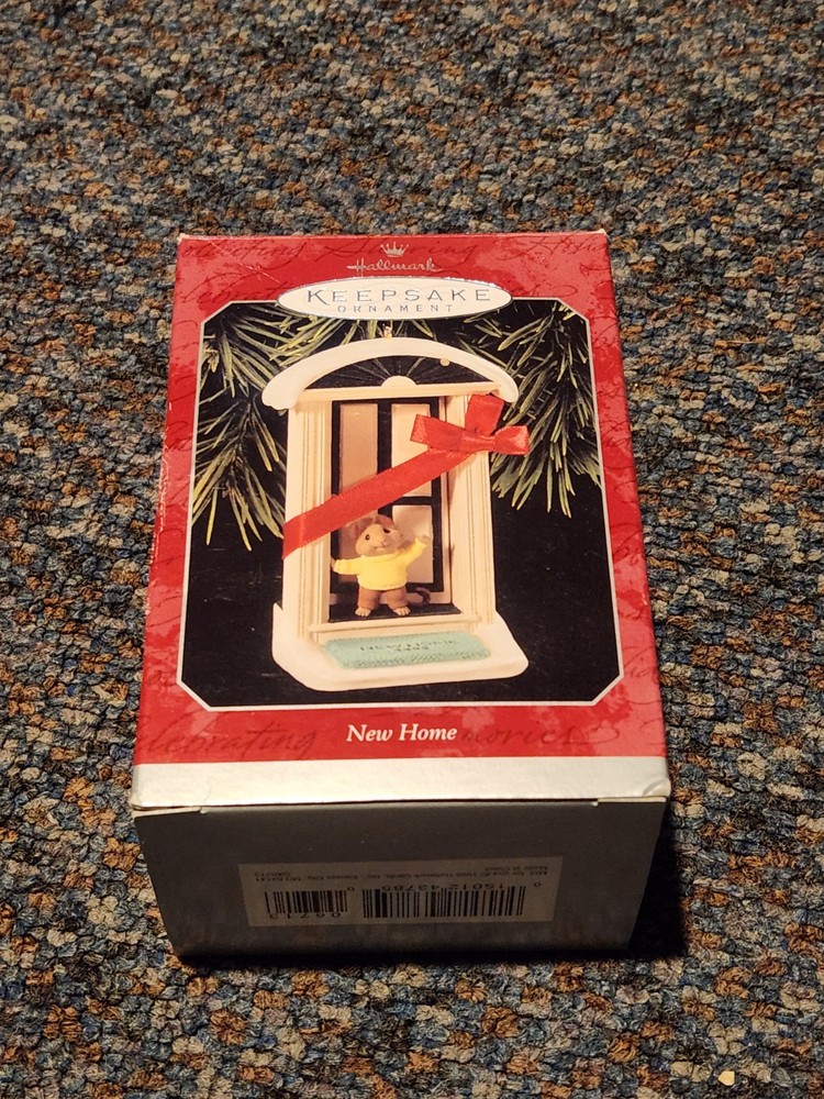 1998 Hallmark Keepsake New Home Ornament - Mouse at Front Door