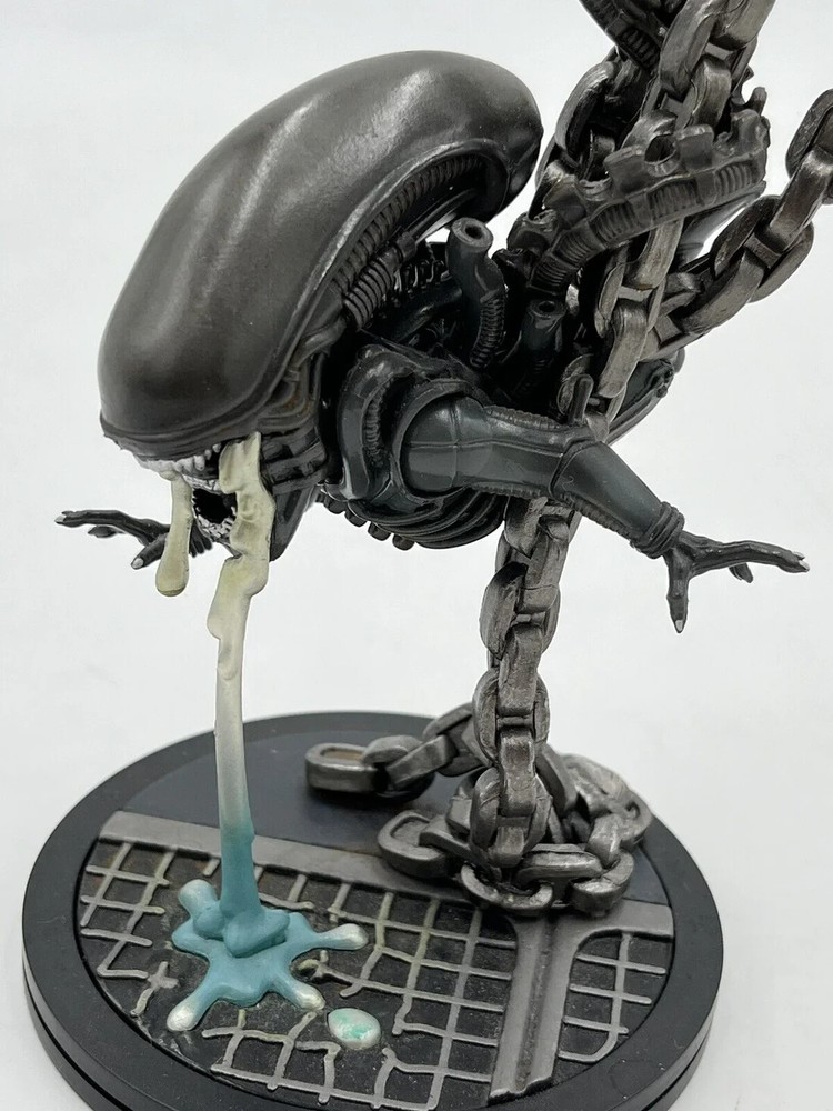 Xenomorph Alien Q-Fig Collectible Statue Black Edition