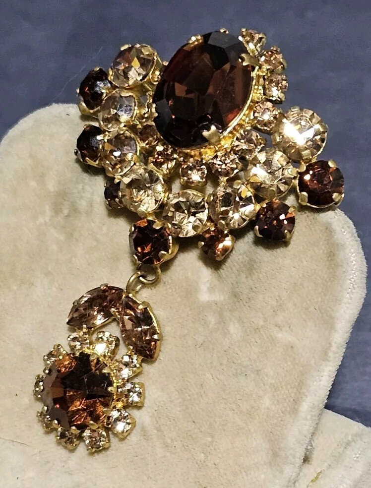 Champagne Yellow Glass Rhinestone Gold Tone Victorian Vibe Reticulated Brooch