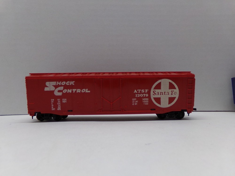 HO Scale Santa Fe Box Car Train Red ATSF 12079 with Shock Control