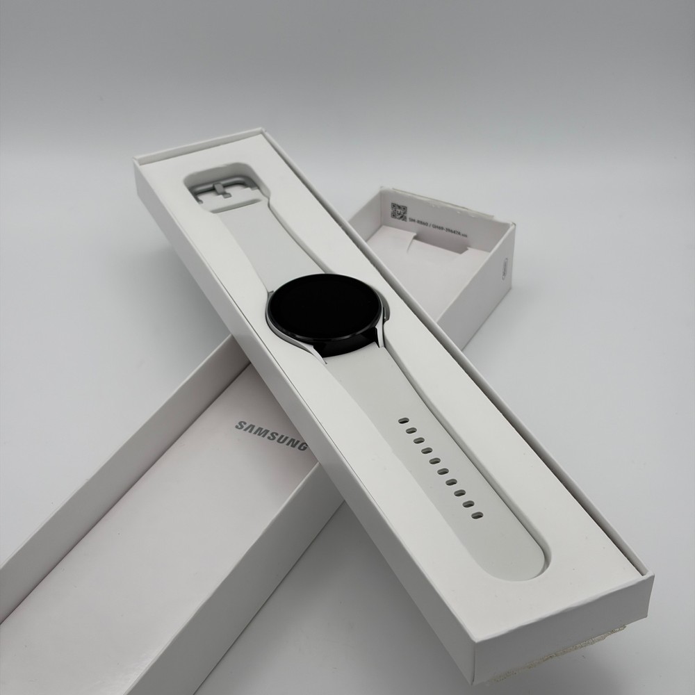 Samsung Galaxy Watch4 40 mm Silver Case with White Silicone Band (SM-R860NZSAXAA)